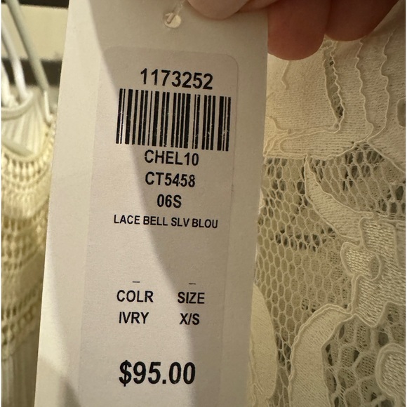 Chelsea lace bell sleeve blouse XS brand new - white with zipper back from Honey - Picture 5 of 5